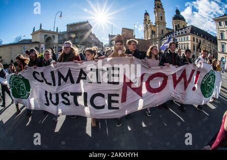 München, Deutschland. 10. Jan 2020. Klima Aktivisten von Freitag für zukünftige März während einer stillen Protest Aktion an der Siemens Hauptverwaltung in München, Deutschland. Siemens hat vor kurzem unter Feuer für seine Partnerschaft mit dem adani Carmichael Coal Mine Projekt in Australien kommen. Credit: Sachelle Babbar/ZUMA Draht/Alamy leben Nachrichten Stockfoto