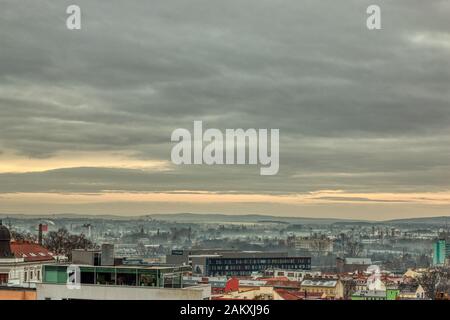 Schöner Blick auf die Tschechische Republik unter kalten Herbstwolken Stockfoto