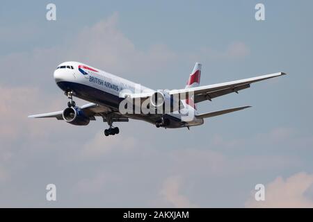 London/GROSSBRITANNIEN - 14. JULI 2018: British Airways Boeing 767-300 G-BZHC Passagierflugzeug Landung am Flughafen London-Heathrow Stockfoto