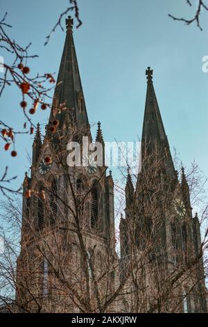 Prag Tschechien 10. Januar 2020 - Schöner Morgenblick auf Namesti Miru mit alten Bäumen vor der Kirche St. Ludmila unter warmer Sonne l Stockfoto