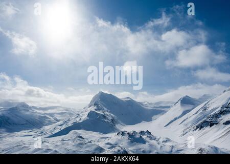 Luftaufnahme von eine kurvenreiche Straße zu den Snowy Mountains im Norden von Island Stockfoto