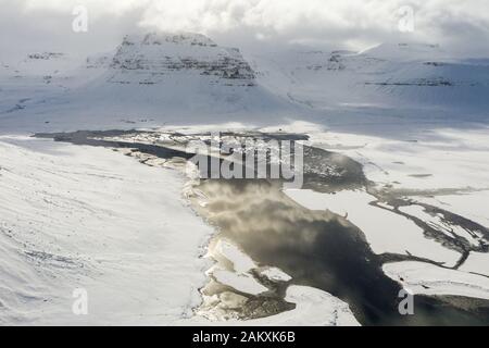 Luftaufnahme des schneebedeckten Mount Kirkjufell im Frühjahr in Island. Stockfoto
