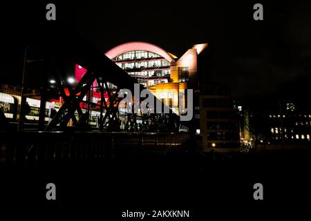 Anzeigen von Charing Cross Station in Westminster, London WC 2 aus dem Goldenen Jubiläum Brücken in der Nacht, mit Flutlicht beleuchteten multicolors angezeigt und Stockfoto