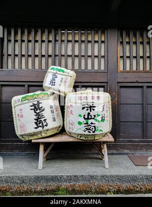 Takayama, JAPAN - MAI 2019: Drei traditionelle Sake-Fässer außerhalb der Sake-Brauerei Funasaka im alten Stadtzentrum Stockfoto