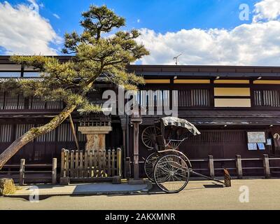 Takayama, JAPAN - MAI 2019: Traditionelles Holzhaus und Rikscha im alten Stadtzentrum von Takayama Stockfoto