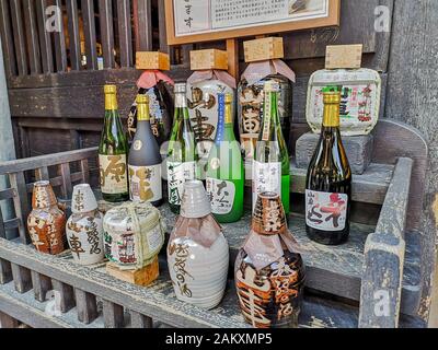 Takayama, JAPAN - MAI 2019: Vielzahl von Sake Flaschen außerhalb eines Brauerei-Ladens Stockfoto