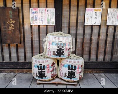 Takayama, JAPAN - MAI 2019: Drei traditionelle Sake-Fässer außerhalb der Harada-Sake-Brauerei im alten Stadtzentrum Stockfoto