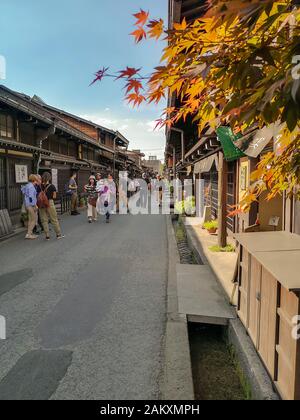 Takayama, JAPAN - MAI 2019: Stadtzentrum der alten traditionellen japanischen Bergstadt Takayama in der Präfektur Gifu mit authentischen Holzbauten Stockfoto