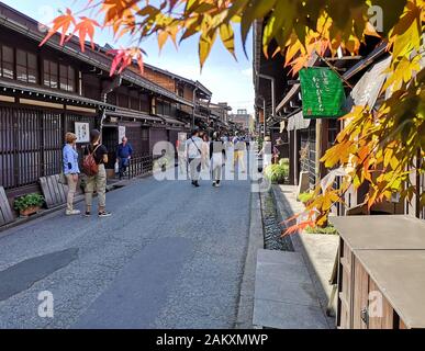 Takayama, JAPAN - MAI 2019: Stadtzentrum der alten traditionellen japanischen Bergstadt Takayama in der Präfektur Gifu mit authentischen Holzbauten Stockfoto