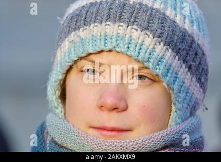 Stockholm, SCHWEDEN - 10. JANUAR 2020: Greta Thunberg Klimaaktivistenschule streikt jeden Freitag außerhalb des schwedischen Parlaments. Stockfoto