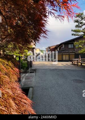 Stadtzentrum der alten traditionellen japanischen Bergstadt Takayama in der Präfektur Gifu mit authentischen Holzbauten Stockfoto