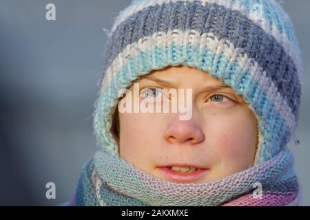 Stockholm, SCHWEDEN - 10. JANUAR 2020: Greta Thunberg Klimaaktivistenschule streikt jeden Freitag außerhalb des schwedischen Parlaments. Stockfoto