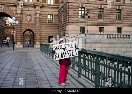 Stockholm, SCHWEDEN - 10. JANUAR 2020: Greta Thunberg Klimaaktivistenschule streikt jeden Freitag außerhalb des schwedischen Parlaments. Stockfoto