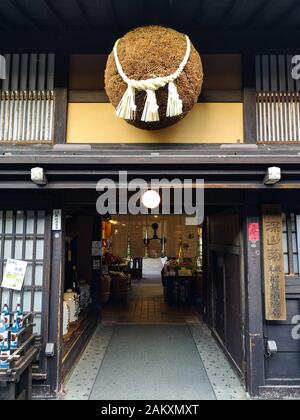 Takayama, JAPAN - MAI 2019: Traditionelle japanische Sake-Brauerei im alten Stadtzentrum von Takayama, in der 6 Brauereien beheimatet sind Stockfoto
