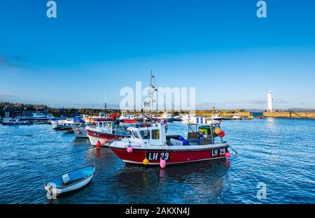 Fischerboote in Newhaven Hafen, Edinburgh, Schottland, UK günstig Stockfoto