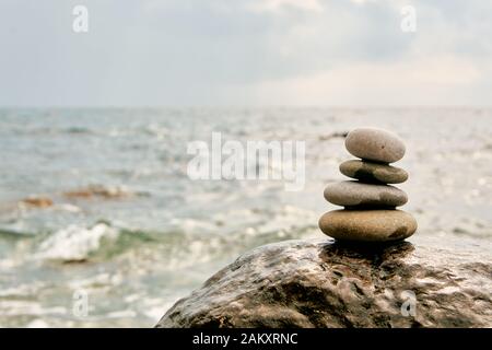 Gleichgewicht, Sorgenfreiheit, Steine unterschiedlicher Größe bilden eine Pyramide. Stockfoto