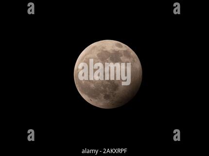 London, Großbritannien. 10. Januar 2020. Die vollständige wolf mond Anzeigen penumbral Mondfinsternis mit der Scheibe des Mondes, die masseanschlüsse Schatten. Credit: Malcolm Park/Alamy Leben Nachrichten. Stockfoto