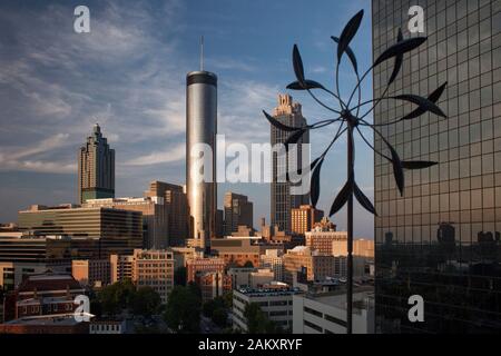 Sonnenuntergang Panoramaansicht der Skyline von Atlanta, mit dem Wolkenkratzer Westin Peachtree Plaza im Zentrum von Georgia, USA Stockfoto