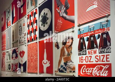 Bunte horizontale Aufnahme einiger Anzeigen im World of Coca-Cola Museum, Atlanta, Georgia, USA Stockfoto