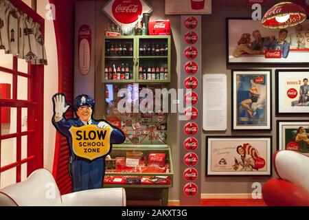 Farbenfroher horizontaler Schuss eines Teils der Erinnerungsstücke in einem Wohnzimmer im World of Coca-Cola Museum, Atlanta, Georgia, USA Stockfoto