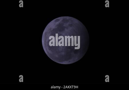 Allahabad, Uttar Pradesh, Indien. 11 Jan, 2020. Allahabad: eine Ansicht der vollen penumbral Lunar Eclispe in Allahabad am Samstag, 11. Januar 2020. Credit: Prabhat Kumar Verma/ZUMA Draht/Alamy leben Nachrichten Stockfoto