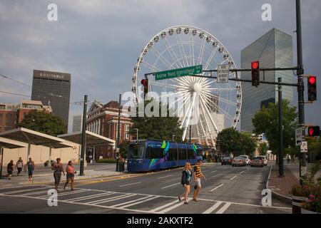Nachmittagsshot einer Centennial Olympic Park Drive Kreuzung mit dem Skyview Atlanta Ferris Rad am Hintergrund, Atlanta, Georgia, USA Stockfoto