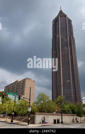 Vertikaler Tiefwinkel-Blick auf den postmodernen Wolkenkratzer Bank of America Plaza in 600 W Peachtree St, Midtown Atlanta, Georgia, USA Stockfoto