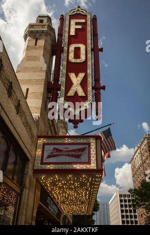 Low-Winkel Vertikaler die beleuchtete Zeichen der Fox Theater bei 660 Peachtree Street NE in Midtown Atlanta, Georgia, USA Stockfoto