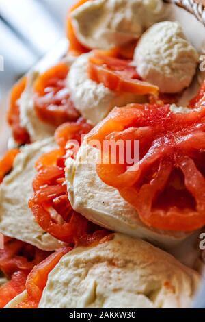 Die Tomate orrento" und Büffel Mozzarella Caprese Salat zubereitet serviert traditionelle italienische Rezeptur in Weiß Teller Stockfoto