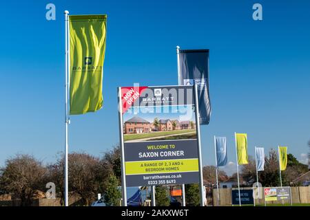 Emsworth, Hampshire, Großbritannien, 10. Januar 2020. Barratt Hat Banner und Werbetafeln bei ihrer Neuentwicklung der sächsischen Ecke Platziert. Stockfoto