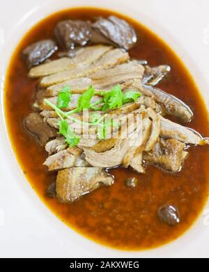 Selektiv Fokussierte chinesische Traditionelle Küche, Geschmorte Gans in Lou Mei Sauce (Master Stock). Asiatische Orientalische Küche, die in Chinatown häufig zu finden ist. Delicac Stockfoto