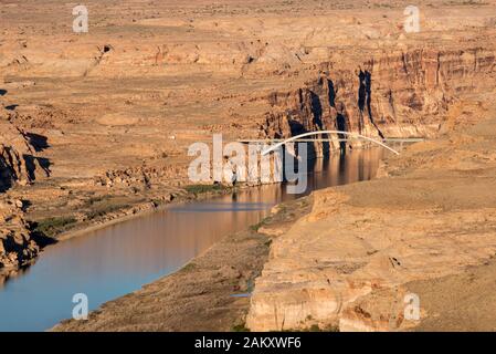 Hite Crossing Brücke über den Colorado River auf Utah Hwy. 95. Stockfoto