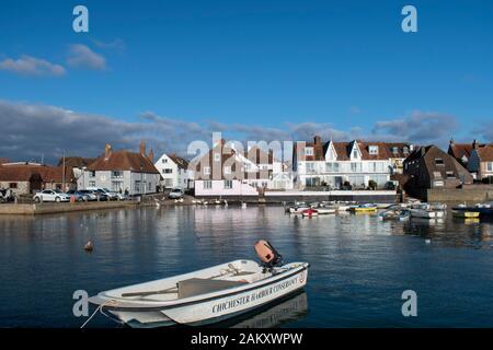 Emsworth, Hampshire, Großbritannien, 10. Januar 2020. Waterfront von Emsworth an einem schönen Wintertag mit Swans und Booten im Blick. Stockfoto