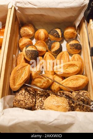 Backwaren Im Hintergrund aus Holzkisten. Bauernhaus Frisch Gebackenes Brot Toast Vielfalt, Essen Grundnahrung aus natürlichen organischen Zutaten, gesundes Amerika Stockfoto