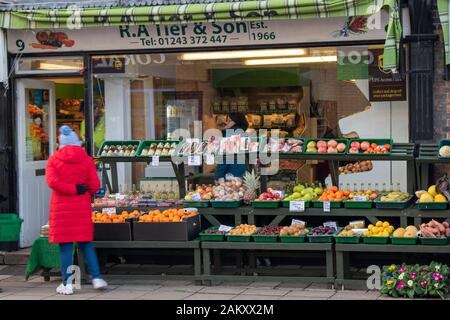 Emsworth, Hampshire, Großbritannien, 10. Januar 2020. R A Tier and Son ein lokaler Greengrocer in der Küstenstadt Emsworth. Stockfoto