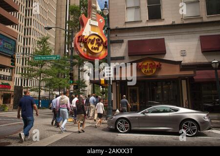 Horizontaler Schuss des Fußgängerübergangs am Andrew Young International Blvd vor dem Eingang des Hard Rock Cafe, Downtown Atlanta, Georgia, USA Stockfoto