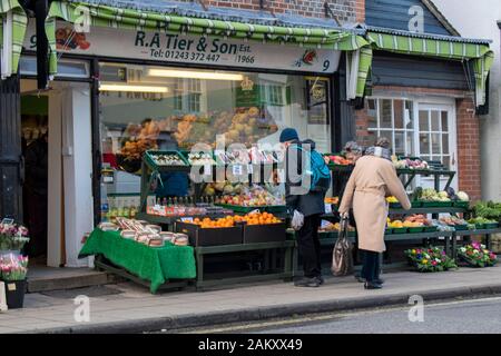 Emsworth, Hampshire, Großbritannien, 10. Januar 2020. R EIN Tier und Son ein lokaler Greengrocer in der schönen Küstenstadt Emsworth. Stockfoto