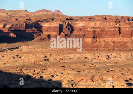 Utah State Route 95 Schneiden durch durch die Wüste in der Nähe von Hite, Utah. Stockfoto