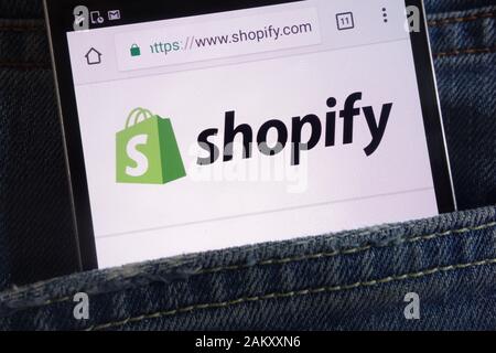 Shopify Website wird auf dem Smartphone in der Jeans-Tasche versteckt angezeigt Stockfoto