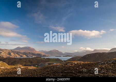 Ein HDR-Bild aus Brakteen, das Beinn Alligin, Liathach und Beinn Eighe über Loch Torridon von der Applecross-Halbinsel, Schottland, betrachtet. Dezember 2019 Stockfoto