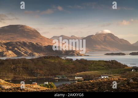 Ein HDR-Bild aus Brakteen, das Beinn Alligin, Liathach und Beinn Eighe über Loch Torridon von der Applecross-Halbinsel, Schottland, betrachtet. Dezember 2019 Stockfoto