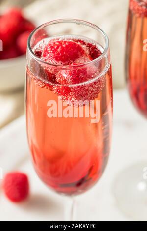 Erfrischende alkoholische Kir Royale mit Sekt Himbeeren Stockfoto