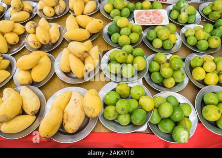 Rote Guava-Scheibe Schnittprobe und Mangos auf dem lokalen Markt in Singapur Stockfoto