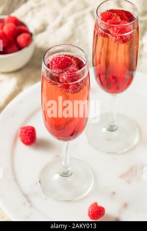 Erfrischende alkoholische Kir Royale mit Sekt Himbeeren Stockfoto