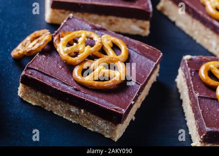 Erdnuss, Butter, Bar, Schokolade, Backwaren, Hintergrund, Braun, Party, Kuchen, Kakao, oben, Brezel, Nahaufnahme, Kaffee, Draufsicht, gekocht, Zutaten, Holz, Plätzchen, Küche, d Stockfoto