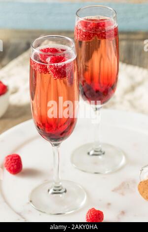 Erfrischende alkoholische Kir Royale mit Sekt Himbeeren Stockfoto