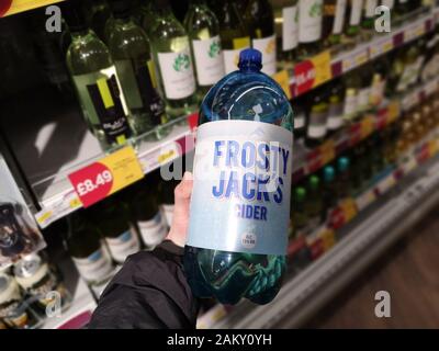 Preiswerter Apfelwein zum Verkauf in einem Geschäft in Swanage, Dorset. Dezember 2019. Stockfoto