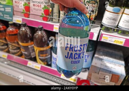 Preiswerter Apfelwein zum Verkauf in einem Geschäft in Swanage, Dorset. Dezember 2019. Stockfoto