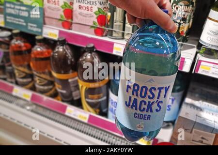 Preiswerter Apfelwein zum Verkauf in einem Geschäft in Swanage, Dorset. Dezember 2019. Stockfoto