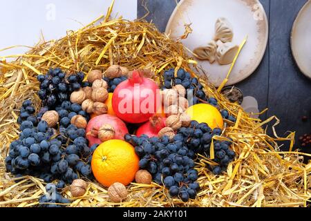 Granatapfel wird auf dem lokalen Markt verkauft. Rote Früchte liegen auf der Theke. Nützliches Obst mit vielen Vitaminen und Mikroelementen. Ländlicher Stil. Stockfoto